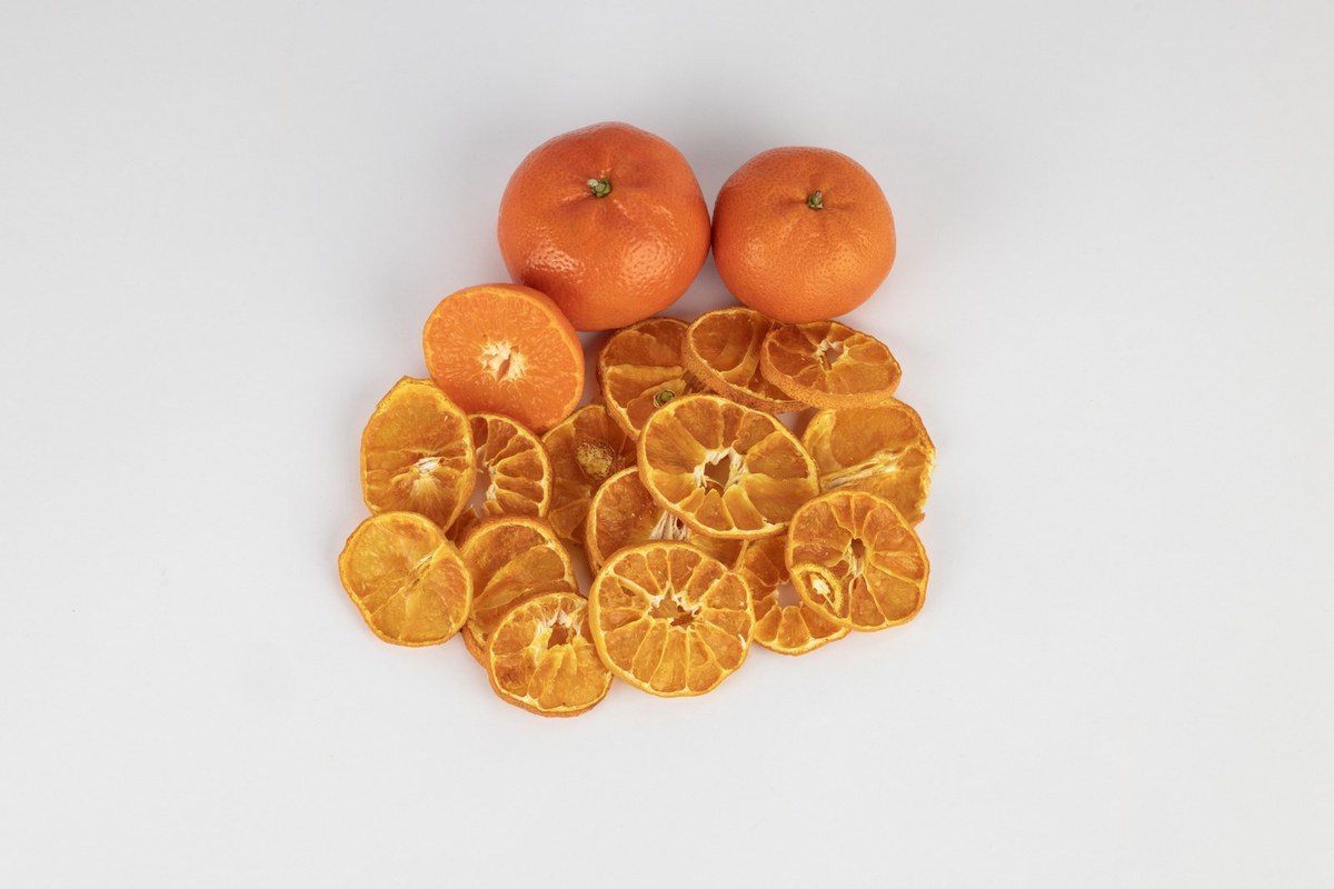 Fresh mandarin and dried slices